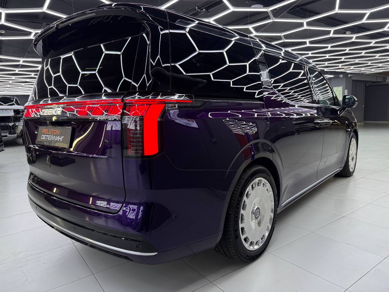 Оклейка Zeekr 009 в Metallic Midnight Purple: из черного - в глубокий пурпур